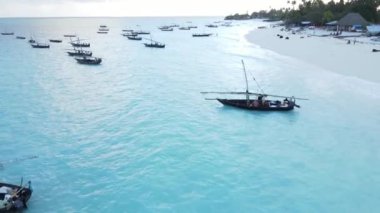 Tanzanya, Zanzibar 'ın kıyı manzarası - kıyıya yakın tekneler