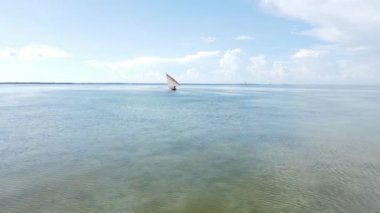 Okyanusta tekneler Tanzanya 'nın Zanzibar kıyısında.
