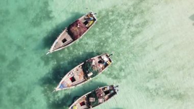 Zanzibar, Tanzanya - kıyıya yakın okyanus sularındaki tekneler