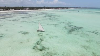 Tanzanya 'nın Zanzibar kıyısındaki bir teknenin okyanus manzarası.