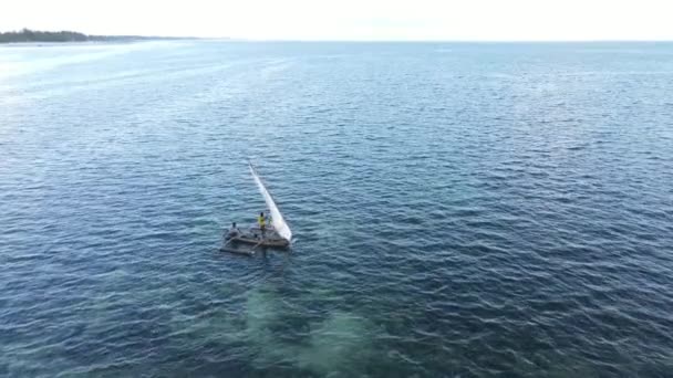 Вид с воздуха на лодку в океане у берегов Занзибара, Танзания — стоковое видео