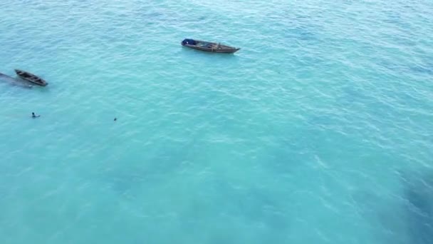 Bateaux dans l'océan près de la côte de Zanzibar, Tanzanie — Video