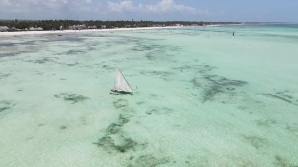 Vista aérea de un barco en el océano cerca de la costa de Zanzíbar, Tanzania — Vídeo de stock