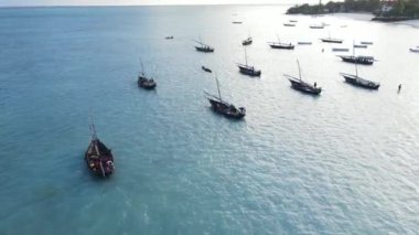 Zanzibar, Tanzanya - kıyıya yakın okyanus sularındaki tekneler
