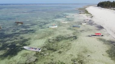 Okyanusta tekneler Tanzanya 'nın Zanzibar kıyısında.