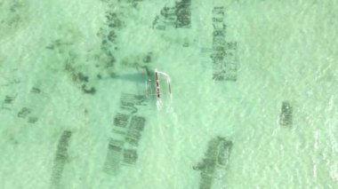 Tanzanya 'nın Zanzibar kıyısındaki bir teknenin okyanus manzarası.