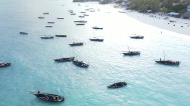 Zanzibar, Tanzanya - kıyıya yakın okyanus sularındaki tekneler