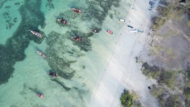 Okyanusta tekneler Tanzanya 'nın Zanzibar kıyısında.