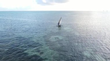 Tanzanya 'nın Zanzibar kıyısındaki bir teknenin okyanus manzarası.
