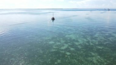 Okyanusta tekneler Tanzanya 'nın Zanzibar kıyısında.