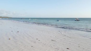 Okyanusta tekneler Tanzanya 'nın Zanzibar kıyısında.