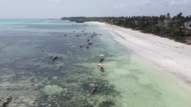 Okyanusta tekneler Tanzanya 'nın Zanzibar kıyısında.