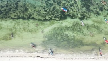 Okyanusta tekneler Tanzanya 'nın Zanzibar kıyısında.