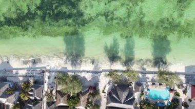 Bu video Zanzibar, Tanzanya açıklarında okyanusta bir tekne gösteriyor..