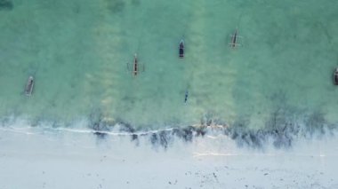 Bu video Zanzibar, Tanzanya açıklarında okyanustaki tekneleri gösteriyor..