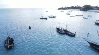 Bu video Zanzibar, Tanzanya açıklarında okyanustaki tekneleri gösteriyor..