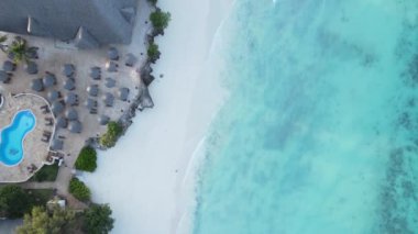 Bu video Zanzibar, Tanzanya açıklarında okyanusta bir tekne gösteriyor..