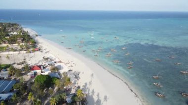 Bu video Zanzibar, Tanzanya açıklarında okyanustaki tekneleri gösteriyor..