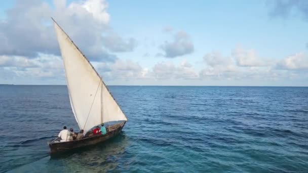 Αεροφωτογραφία σκάφους στον ωκεανό κοντά στις ακτές της Ζανζιβάρης, Τανζανία — Αρχείο Βίντεο