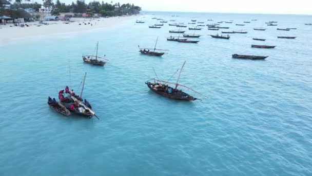 탄자니아 잔지바르 해안 근처의 바다에 있는 배들 — 비디오