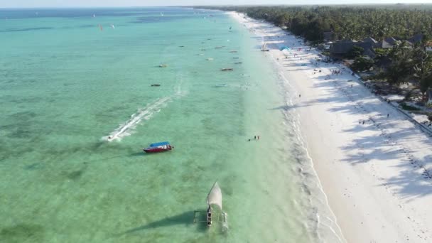 Łodzie w oceanie u wybrzeży Zanzibaru, Tanzania — Wideo stockowe