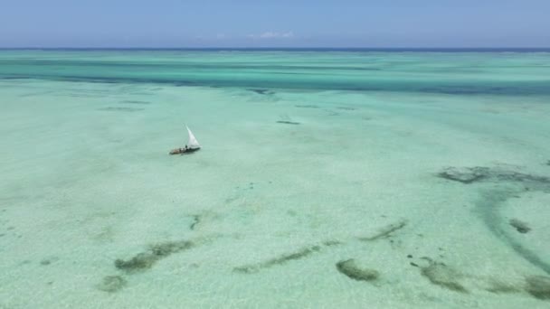 坦桑尼亚桑给巴尔海岸附近海域一艘船的航拍照片 — 图库视频影像