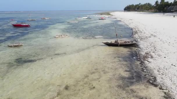 Kustlandschap van Zanzibar, Tanzania - boten bij de kust — Stockvideo