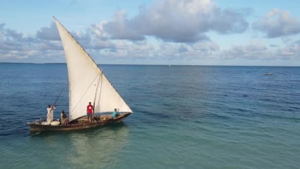 Uitzicht vanuit de lucht op een boot in de oceaan nabij de kust van Zanzibar, Tanzania — Stockvideo