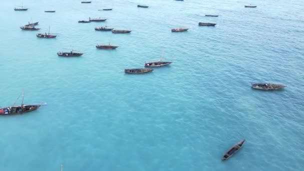 Boten in de oceaan bij de kust van Zanzibar, Tanzania — Stockvideo