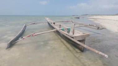 Bu video, Tanzanya 'daki Zanzibar Adası açıklarında okyanusta bir tekneyi gösteriyor..