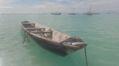 Bu video, Tanzanya 'daki Zanzibar Adası açıklarında okyanusta bir tekneyi gösteriyor..