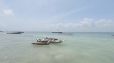 Bu video, Tanzanya 'daki Zanzibar Adası açıklarında okyanusta bir tekneyi gösteriyor..