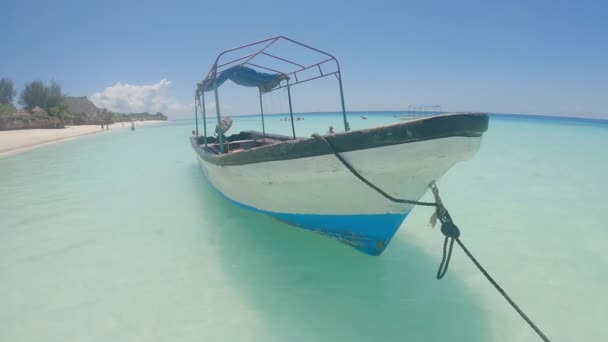 Állomány Videó Egy Hajót Mutat Óceán Partjainál Zanzibár Szigetén Tanzániában — Stock videók