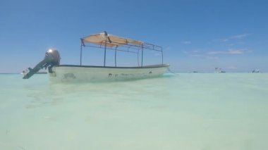 Bu video, Tanzanya 'daki Zanzibar Adası açıklarında okyanusta bir tekneyi gösteriyor..