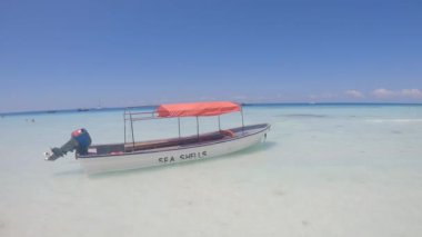 Bu video, Tanzanya 'daki Zanzibar Adası açıklarında okyanusta bir tekneyi gösteriyor..