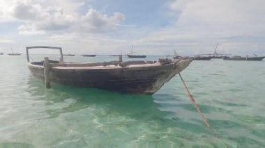 Bu video, Tanzanya 'daki Zanzibar Adası açıklarında okyanusta bir tekneyi gösteriyor..