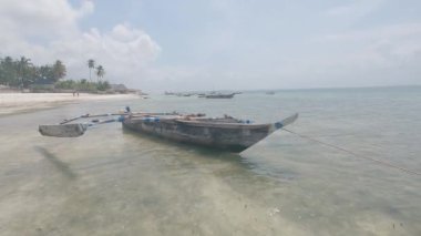 Bu video, Tanzanya 'daki Zanzibar Adası açıklarında okyanusta bir tekneyi gösteriyor..
