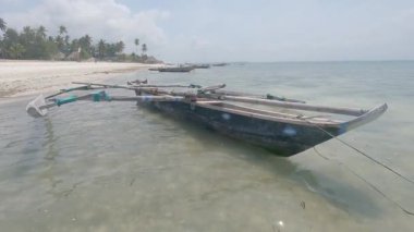 Bu video, Tanzanya 'daki Zanzibar Adası açıklarında okyanusta bir tekneyi gösteriyor..