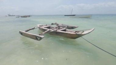Bu video, Tanzanya 'daki Zanzibar Adası açıklarında okyanusta bir tekneyi gösteriyor..