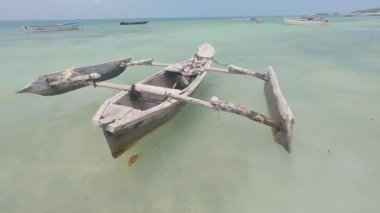 Bu video, Tanzanya 'daki Zanzibar Adası açıklarında okyanusta bir tekneyi gösteriyor..