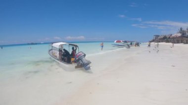 Bu video, Tanzanya 'daki Zanzibar Adası açıklarında okyanusta bir tekneyi gösteriyor..
