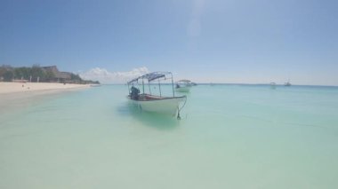 Bu video, Tanzanya 'daki Zanzibar Adası açıklarında okyanusta bir tekneyi gösteriyor..