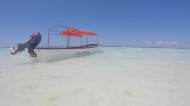 Bu video, Tanzanya 'daki Zanzibar Adası açıklarında okyanusta bir tekneyi gösteriyor..