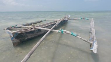 Bu video, Tanzanya 'daki Zanzibar Adası açıklarında okyanusta bir tekneyi gösteriyor..