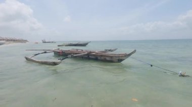 Bu video, Tanzanya 'daki Zanzibar Adası açıklarında okyanusta bir tekneyi gösteriyor..