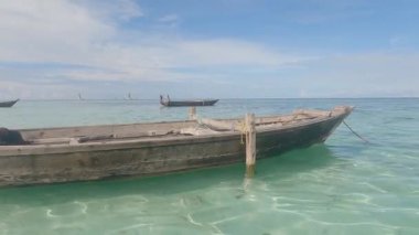 Bu video, Tanzanya 'daki Zanzibar Adası açıklarında okyanusta bir tekneyi gösteriyor..