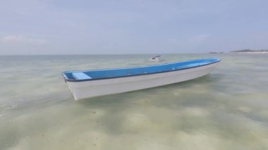 Bu video, Tanzanya 'daki Zanzibar Adası açıklarında okyanusta bir tekneyi gösteriyor..