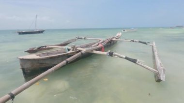 Bu video, Tanzanya 'daki Zanzibar Adası açıklarında okyanusta bir tekneyi gösteriyor..
