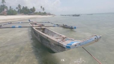 Bu video, Tanzanya 'daki Zanzibar Adası açıklarında okyanusta bir tekneyi gösteriyor..