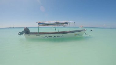 Bu video, Tanzanya 'daki Zanzibar Adası açıklarında okyanusta bir tekneyi gösteriyor..